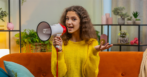 Adolescente qui parle dans un megaphone