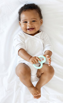 Un enfant et un bébé sont sur un canapé.