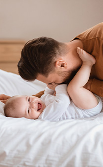 Deux femmes avec un bébé dans les bras.