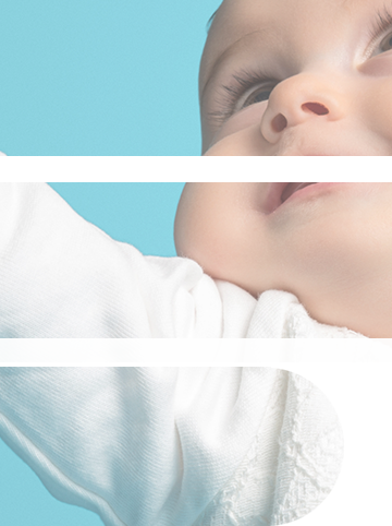Un bébé en tenue blanche levant les bras avec un sourire joyeux, sur un fond bleu turquoise.
