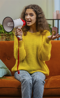 Adolescente qui parle dans un megaphone