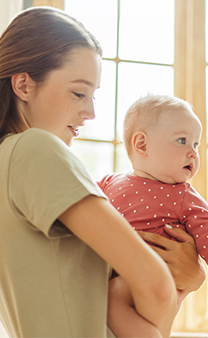 Jeune maman tenant son bébé dans les bras