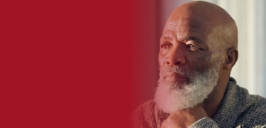 Homme de plus de 60 ans avec une barbe blanche