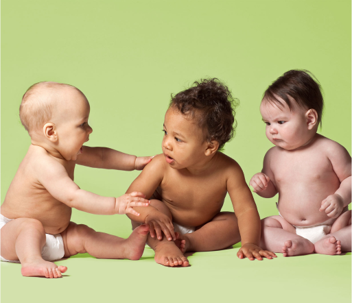 Trois bébés sur un fond vert.