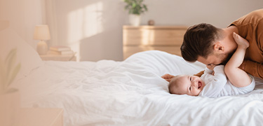 Deux femmes avec un bébé dans les bras.