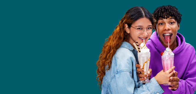 Petit enfant debout près d'un placard de cuisine ouvert, dans une cuisine avec des armoires bleues, texte sur l'image.
