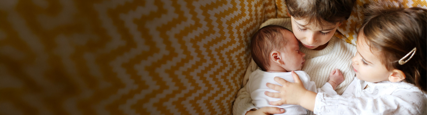 Deux enfants avec un bébé.